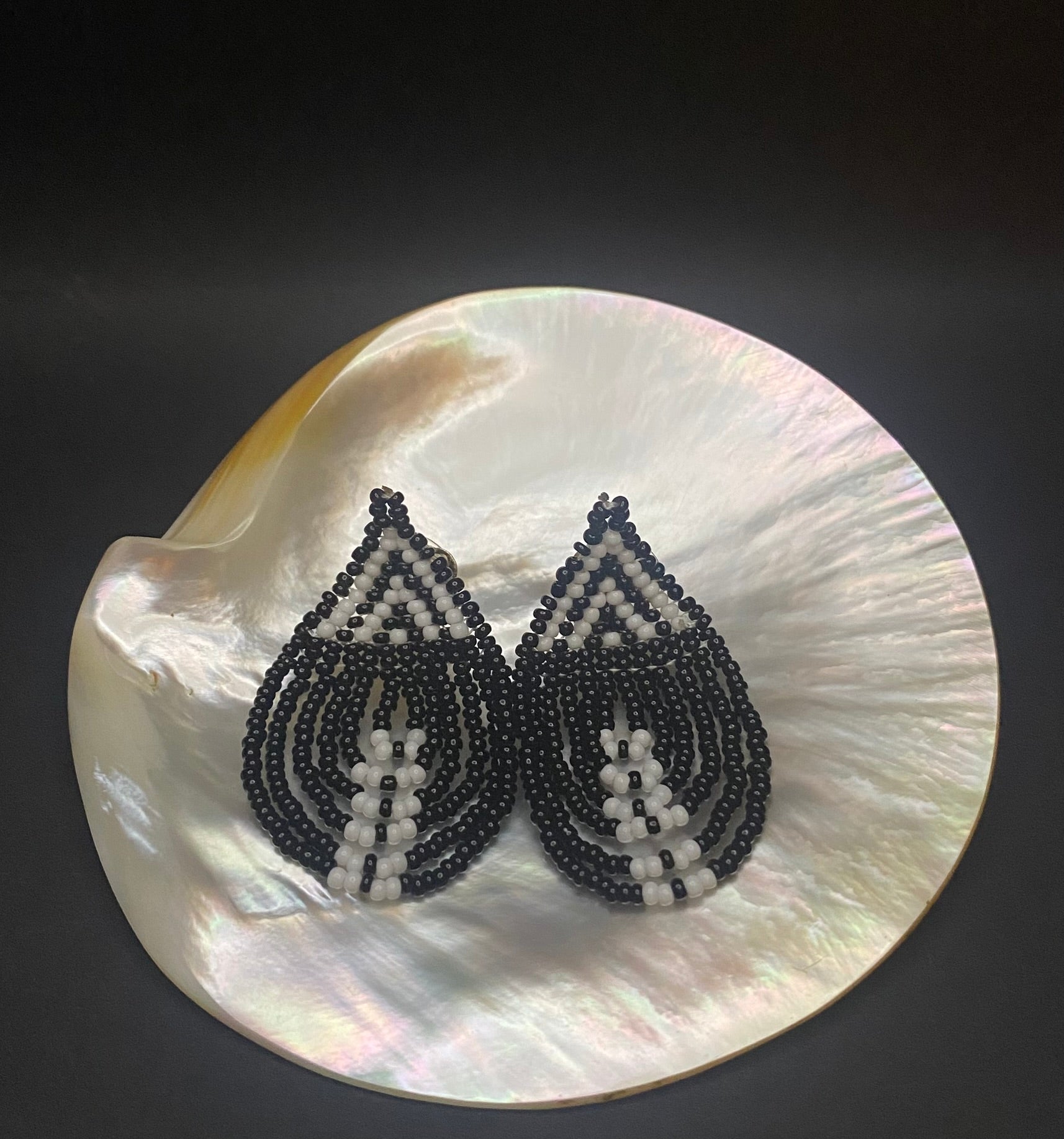 Maasai waterfall earrings black
