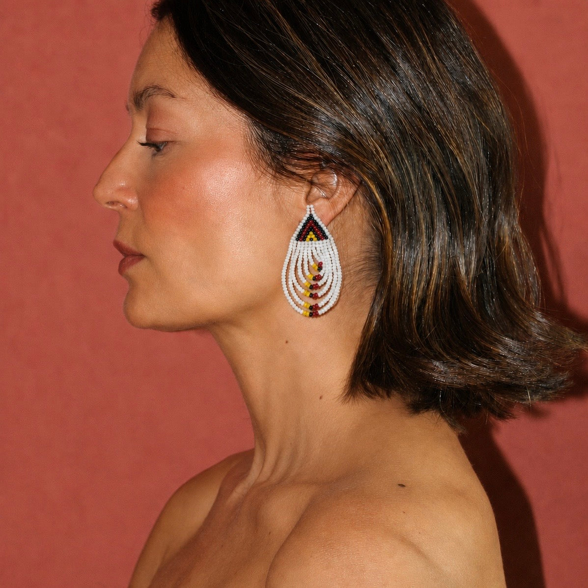 Pendientes masái cascada blanco y rojo