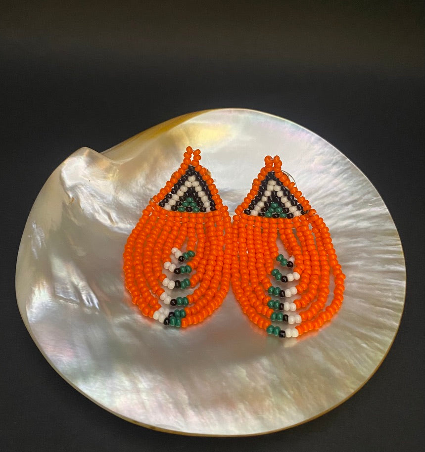 Pendientes masái cascada naranja