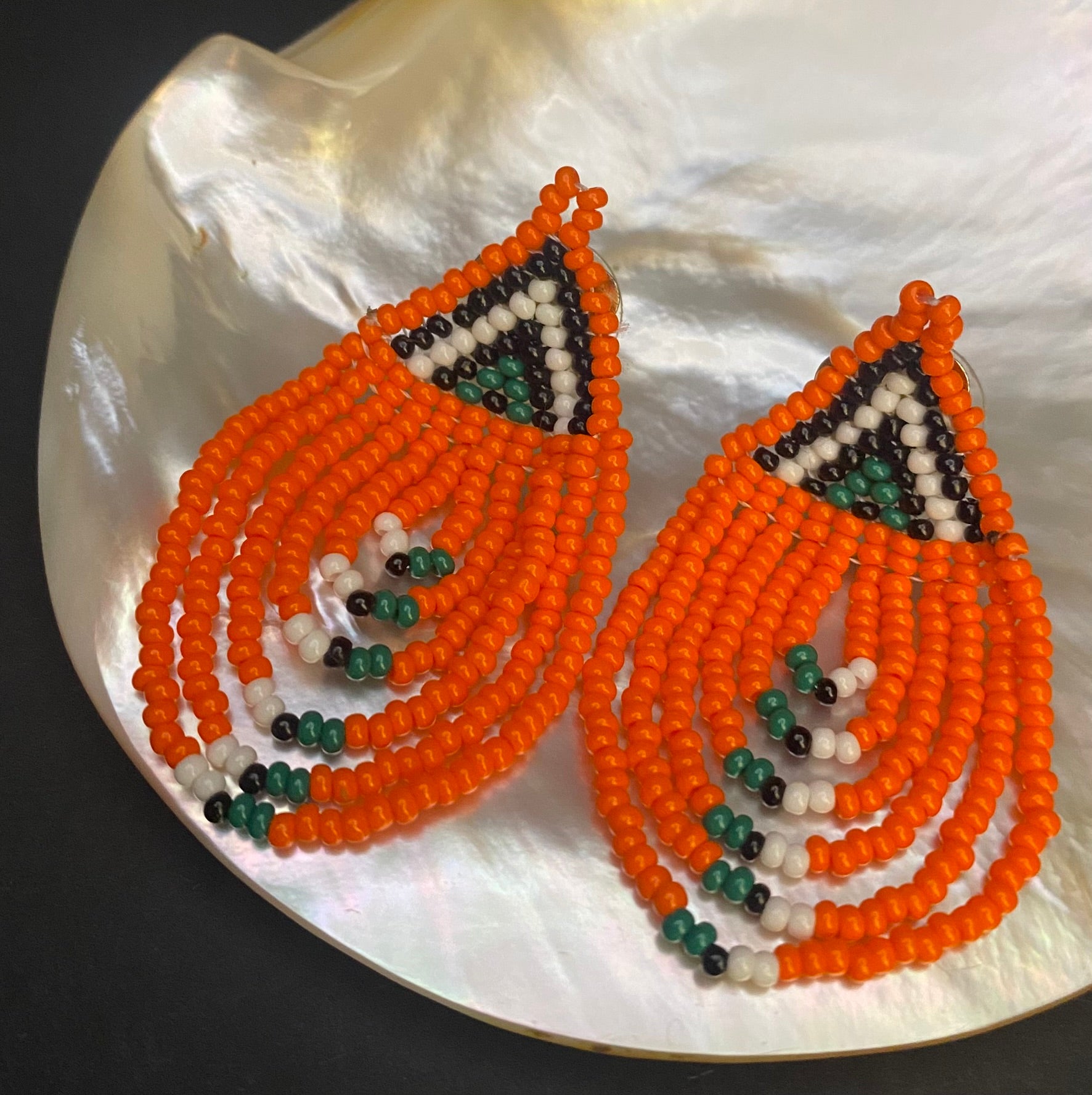 Pendientes masái cascada naranja