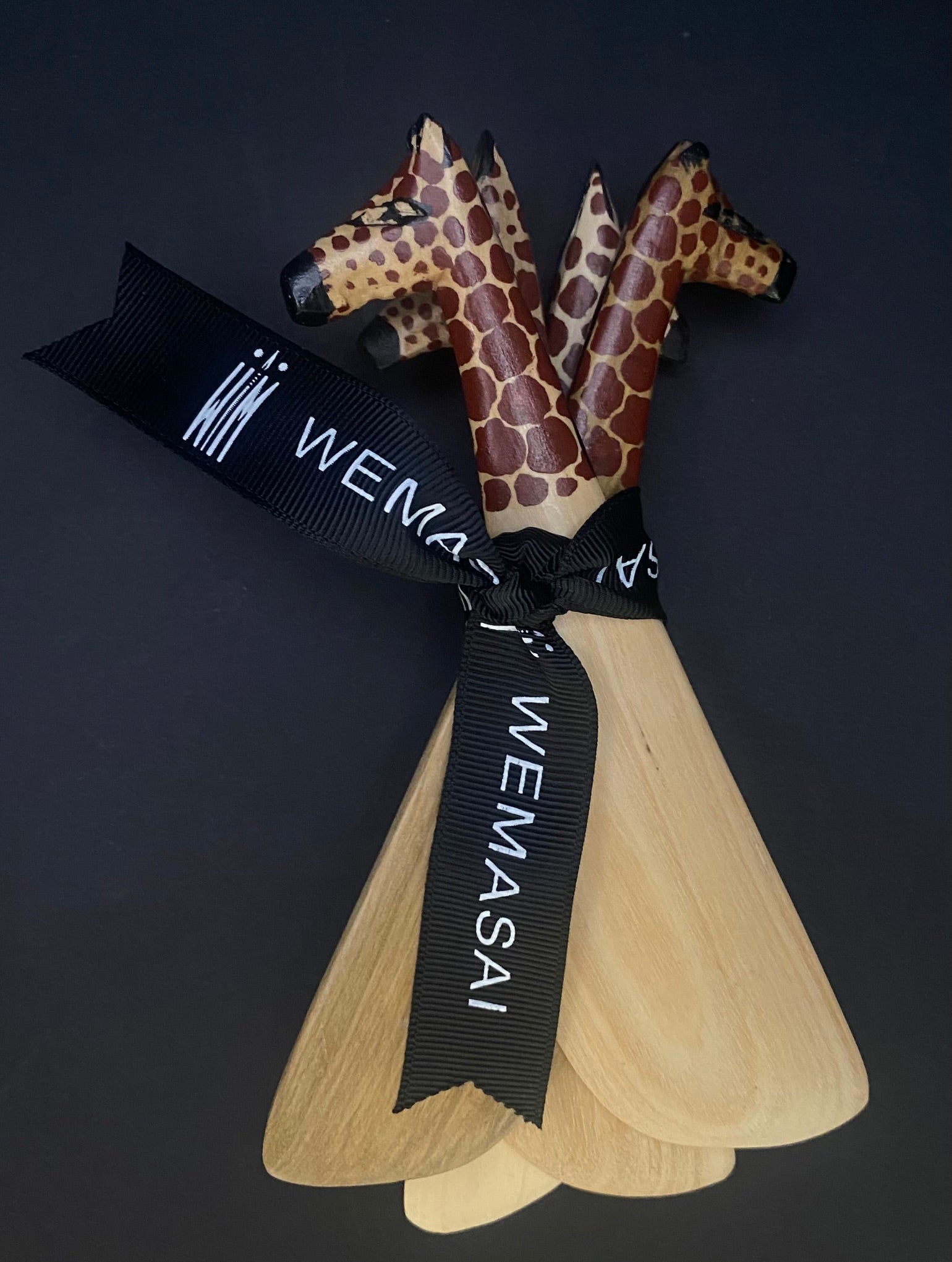 Maasai spreading cutlery giraffe