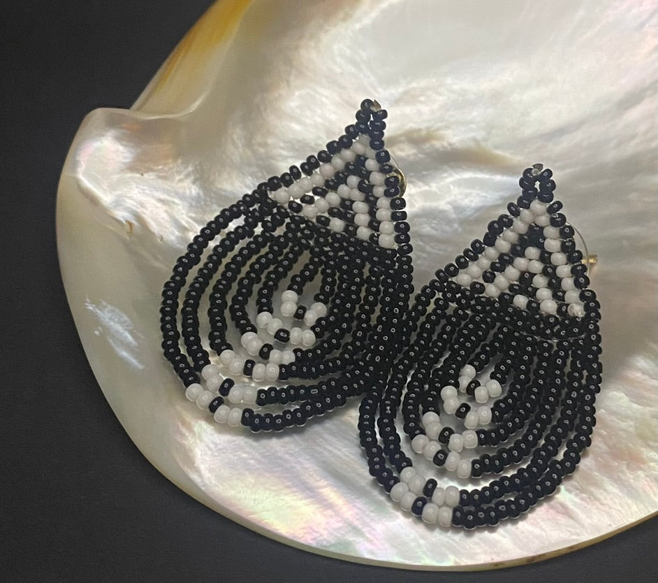 Maasai waterfall earrings black